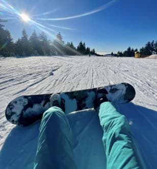 Snowboard na sjezdovce ve slunci